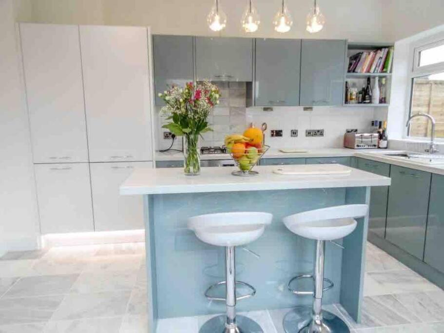 Spacious 4 Bed Rooms, Parking, Garden And Near Parks, Beaches And University 본머스 외부 사진