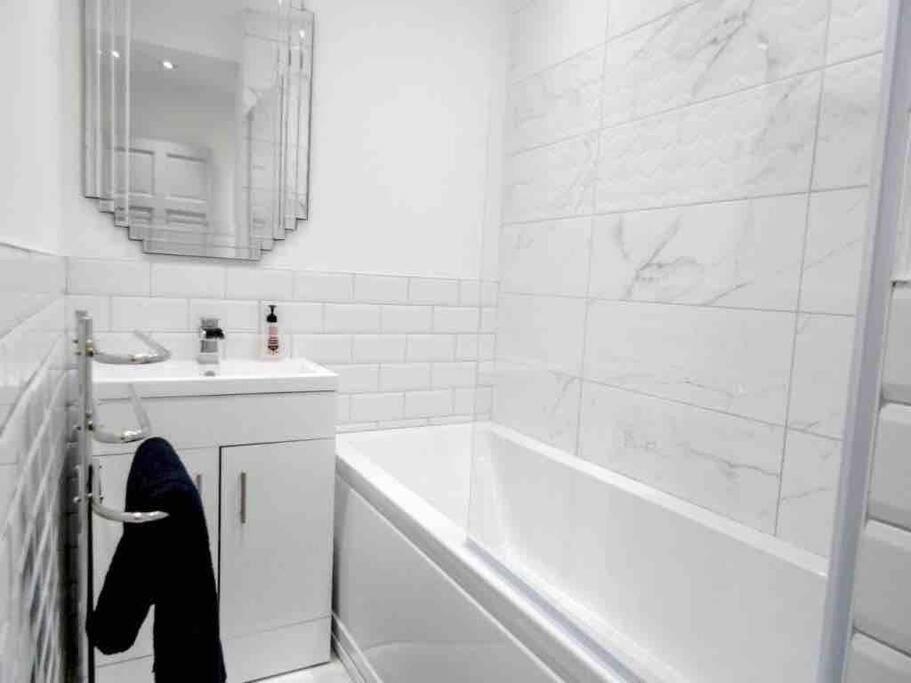 Spacious 4 Bed Rooms, Parking, Garden And Near Parks, Beaches And University 본머스 외부 사진