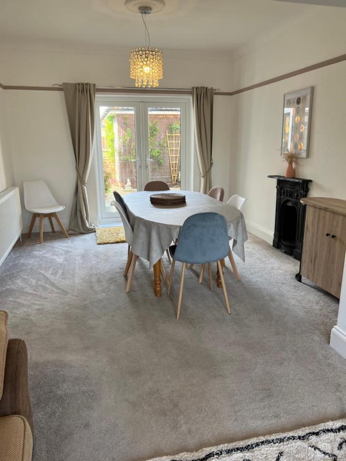 Spacious 4 Bed Rooms, Parking, Garden And Near Parks, Beaches And University 본머스 외부 사진