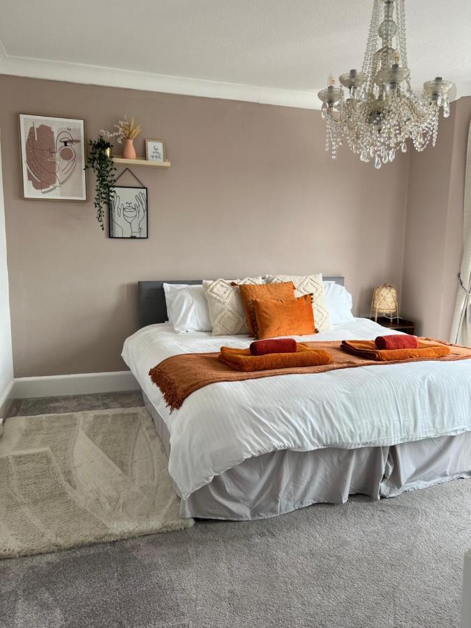 Spacious 4 Bed Rooms, Parking, Garden And Near Parks, Beaches And University 본머스 외부 사진