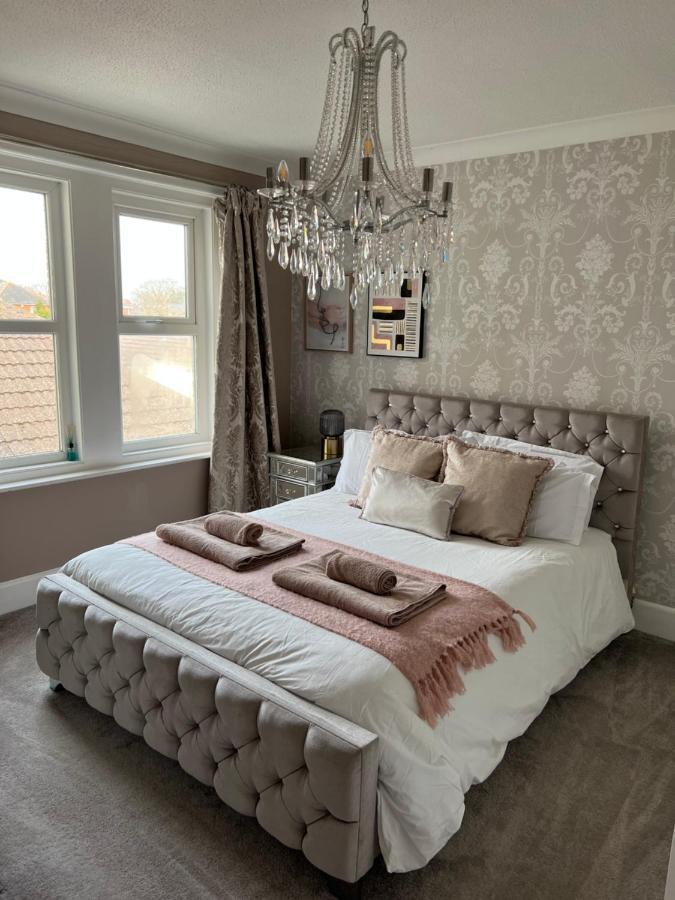 Spacious 4 Bed Rooms, Parking, Garden And Near Parks, Beaches And University 본머스 외부 사진
