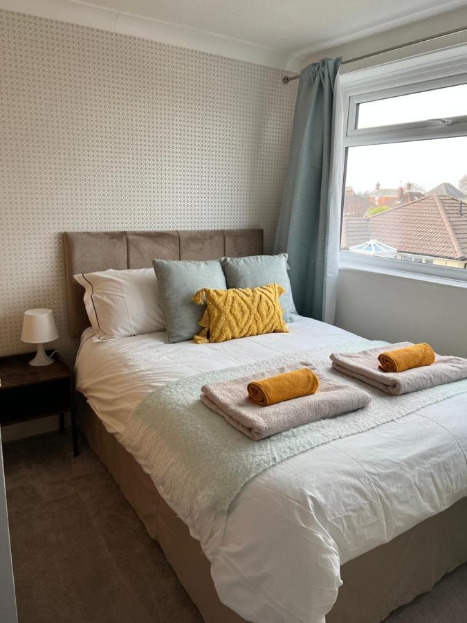 Spacious 4 Bed Rooms, Parking, Garden And Near Parks, Beaches And University 본머스 외부 사진